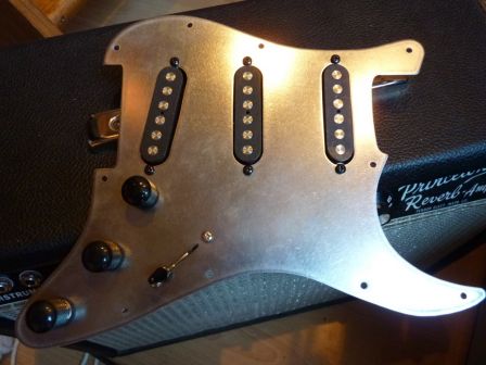Pickguard_Steel_Strat_Bpier_DIY_fini.JPG, janv. 2012 Pickguard_Steel_Strat_Bpier_DIY_fini.JPG
