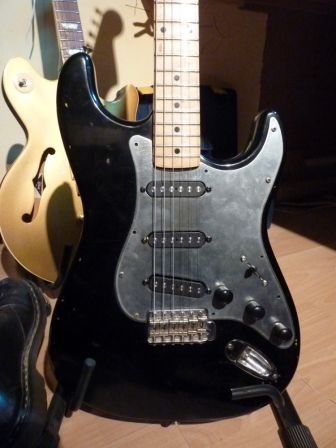 Pickguard_Steel_Strat_Bpier_DIY_monte.JPG, janv. 2012 Pickguard_Steel_Strat_Bpier_DIY_monte.JPG